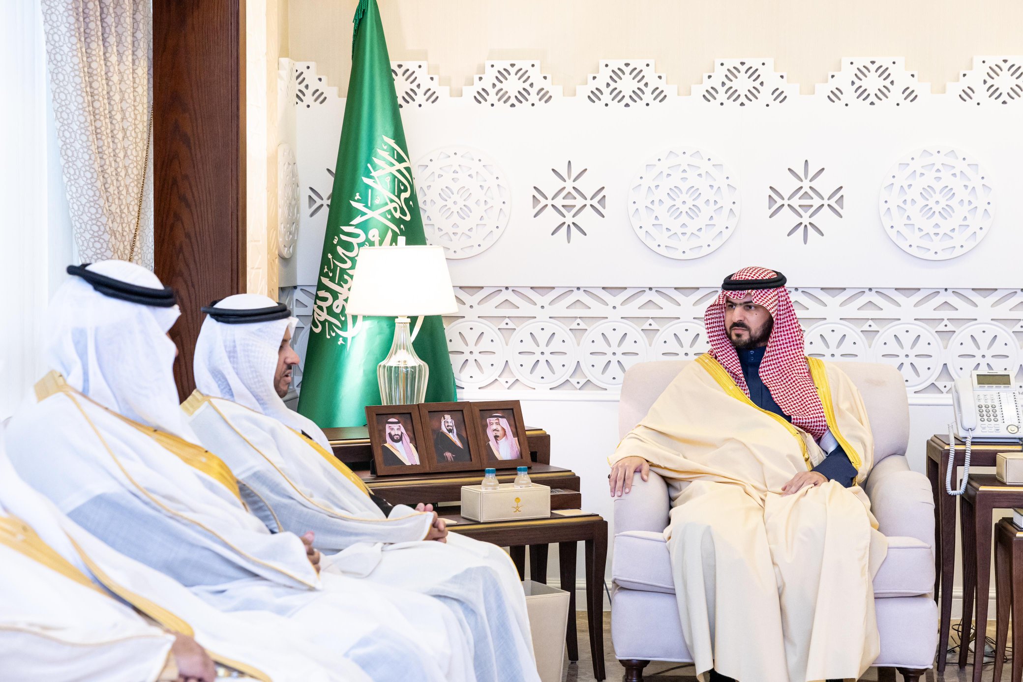 سمو نائب أمير المنطقة الشرقية يستقبل رئيس ووكلاء جامعة حفر الباطن.
