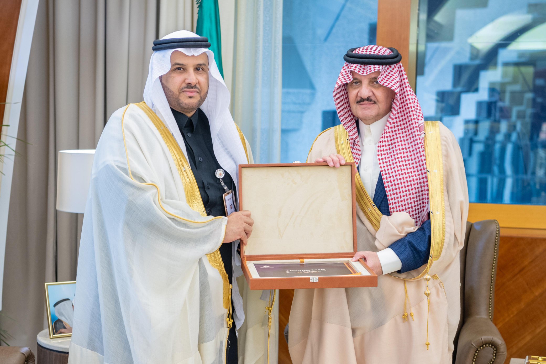 سمو أمير المنطقة الشرقية يتسلم التقرير السنوي لجامعة حفر الباطن.