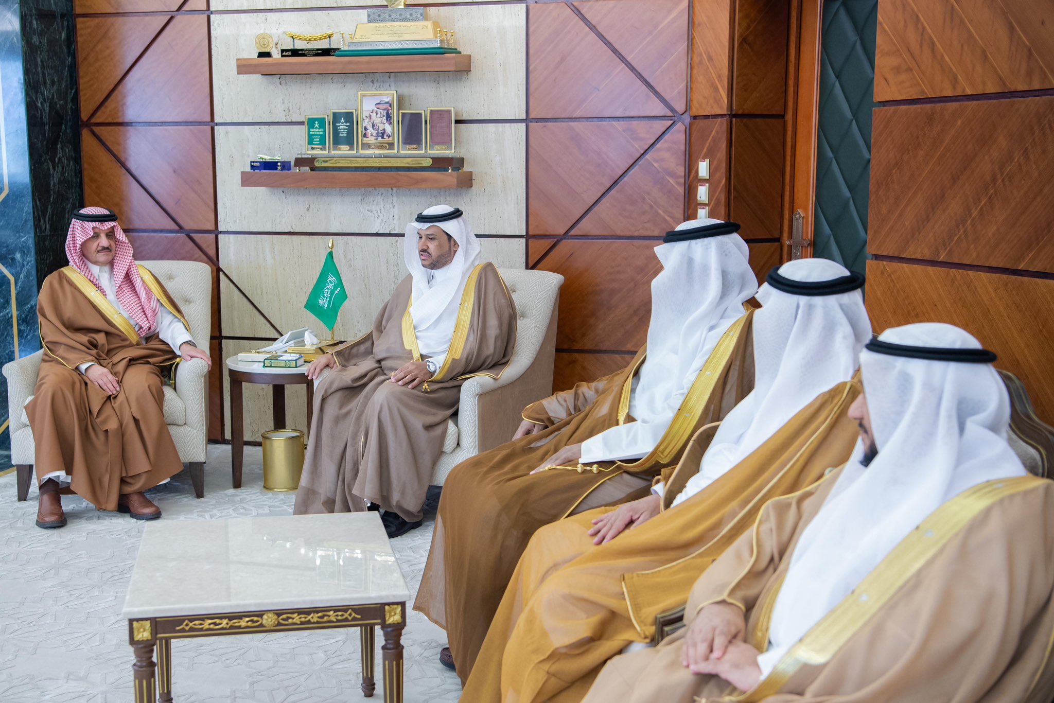 سمو أمير المنطقة الشرقية يستقبل رئيس جامعة حفر الباطن ووكلاء الجامعة