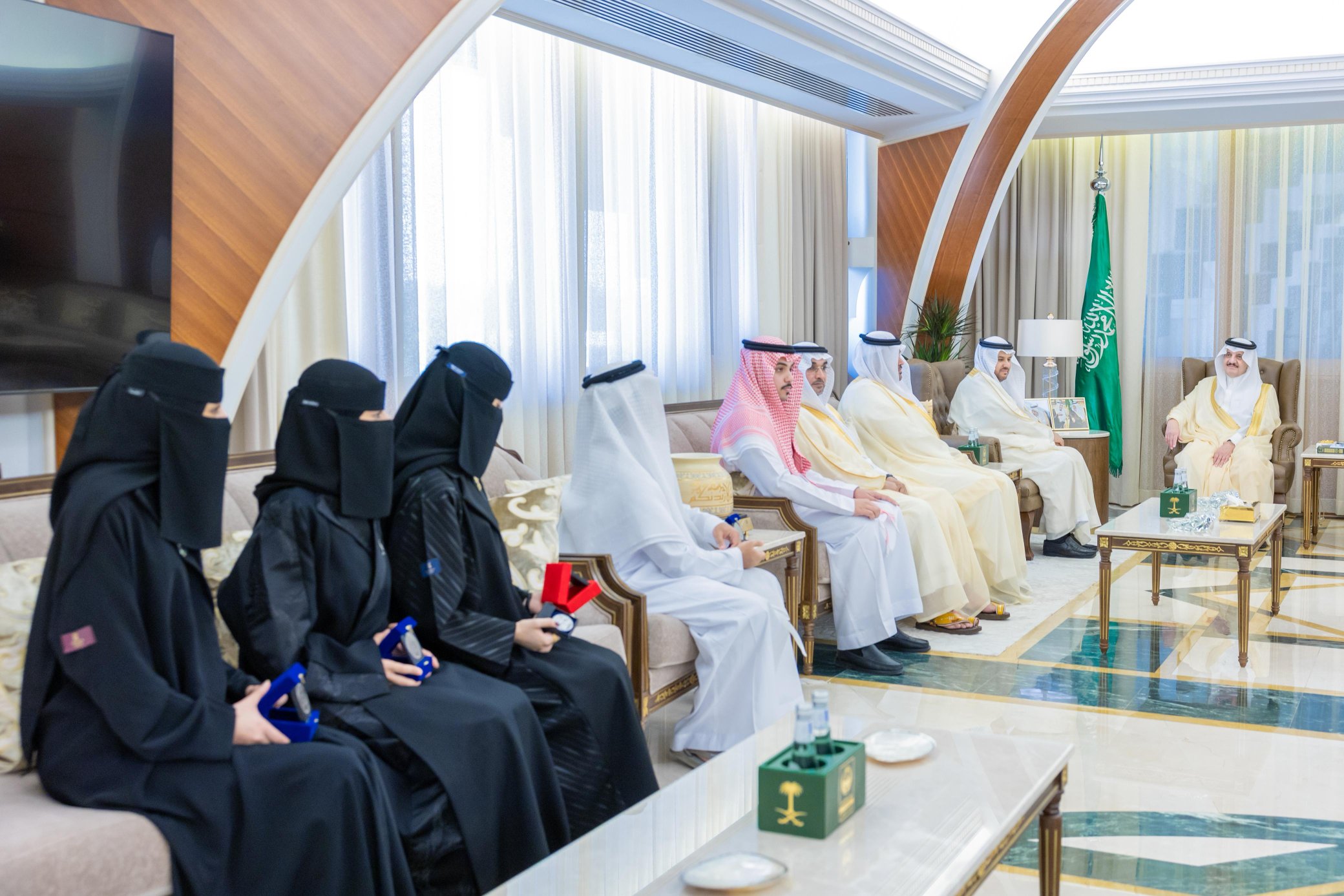 سمو أمير المنطقة الشرقية يستقبل رئيس جامعة حفر الباطن وعددًا من الطلبة المتميزين الحاصلين على جوائز دولية.