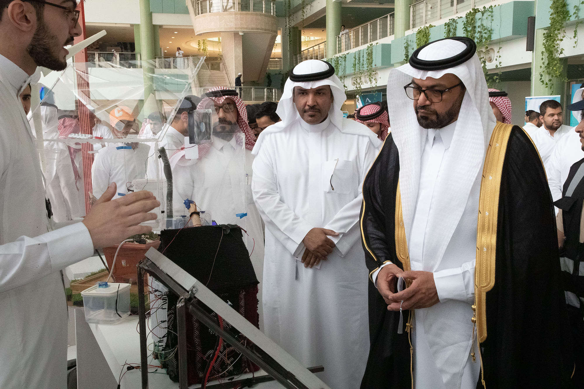 "معرض يوم المهنة الأول في جامعة حفر الباطن تحت شعار "طريقك للمستقبل"