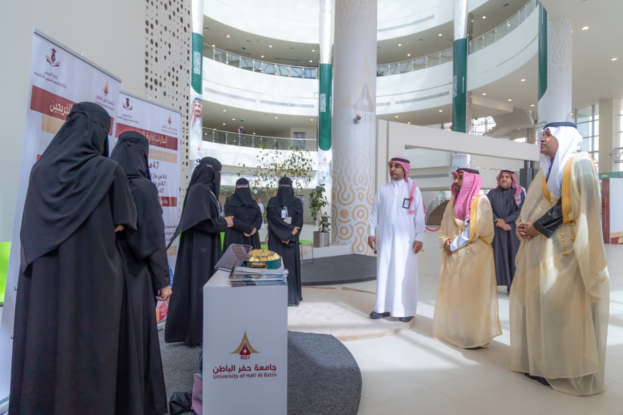 مدير "هدف" بالمنطقة الشرقية يطّلع على مشاريع الخريجين بجامعة حفر الباطن ويشهد افتتاح مكتب الإرشاد المهني. 