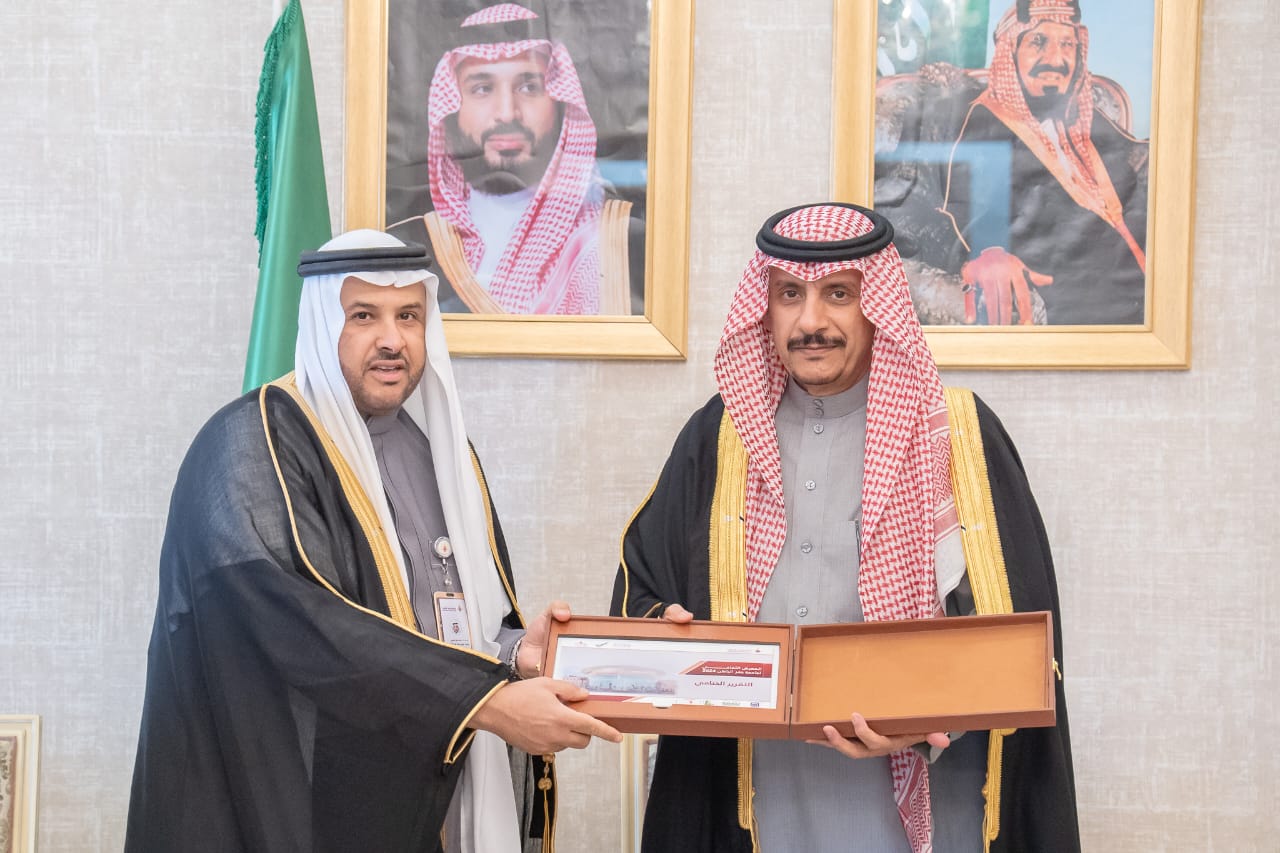 سمو محافظ حفر الباطن يكرم المشاركين في المعرض الثقافي 2024.