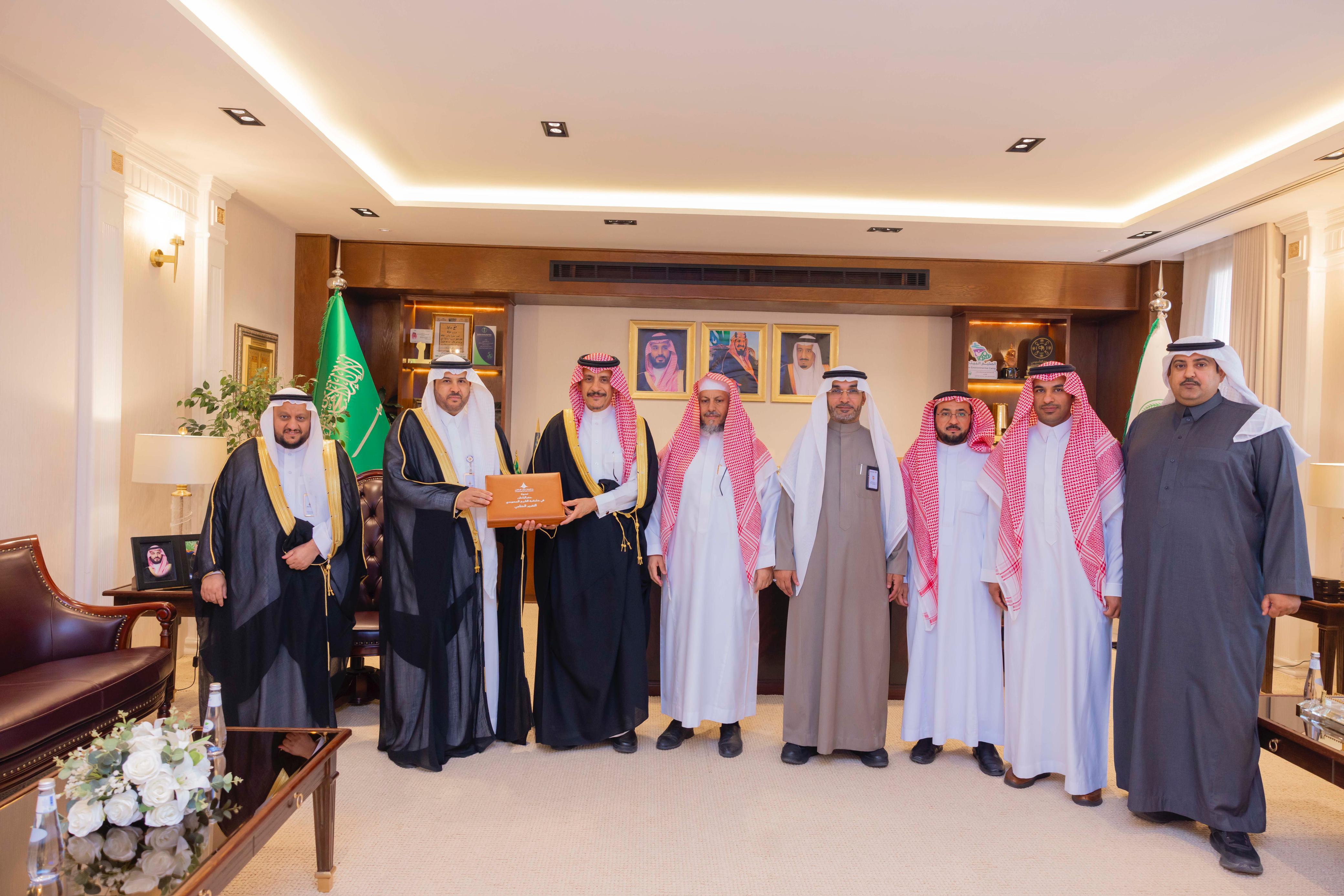 سمو محافظ حفر الباطن يتسلم تقرير " حفر الباطن في ذاكرة التاريخ السعودي" 