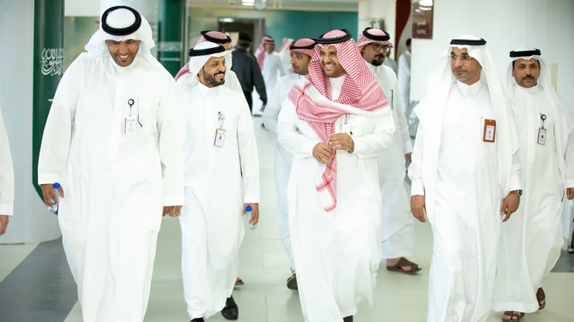 رئيس الجامعة يتفقد برنامج «رواد 13» ويطّلع على تجربة الطلبة المستجدين