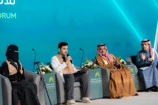 طالب يتحدث في المنتدى