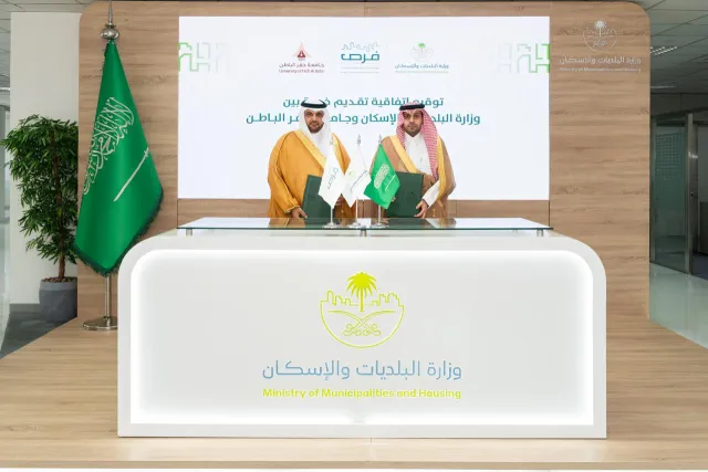 توقع اتفاقية تعاون مع وزارة البلديات والإسكان