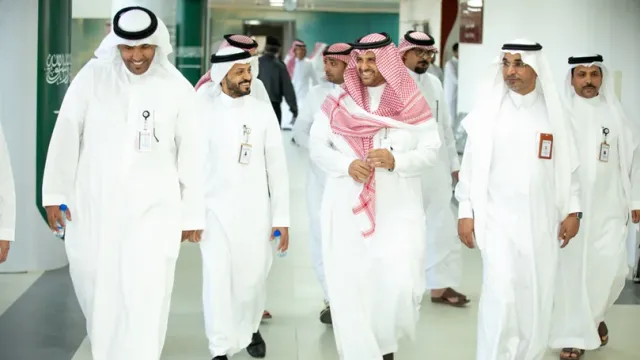 رئيس الجامعة يتفقد برنامج «رواد 13» ويطّلع على تجربة الطلبة المستجدين